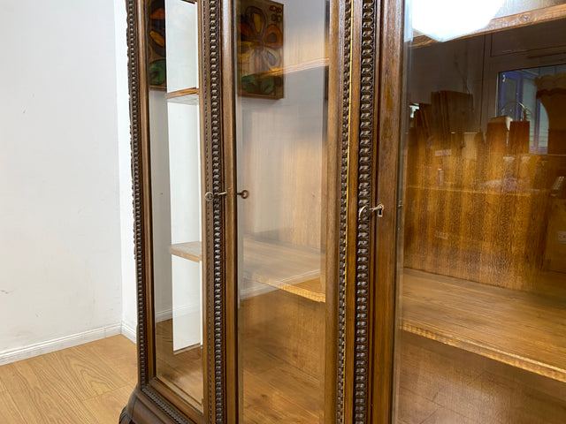 WMK I Hochwertige handverzierte antike Vitrine aus vollem Holz mit facettiertem Gläsern