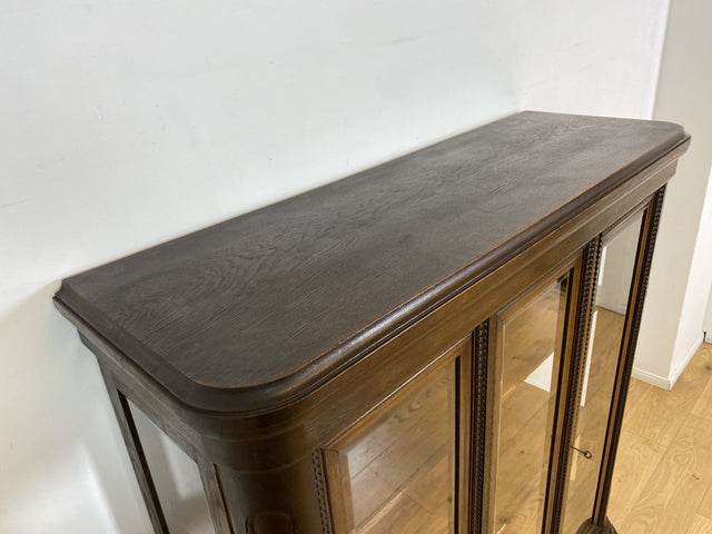 WMK I Hochwertige handverzierte antike Vitrine aus vollem Holz mit facettiertem Gläsern