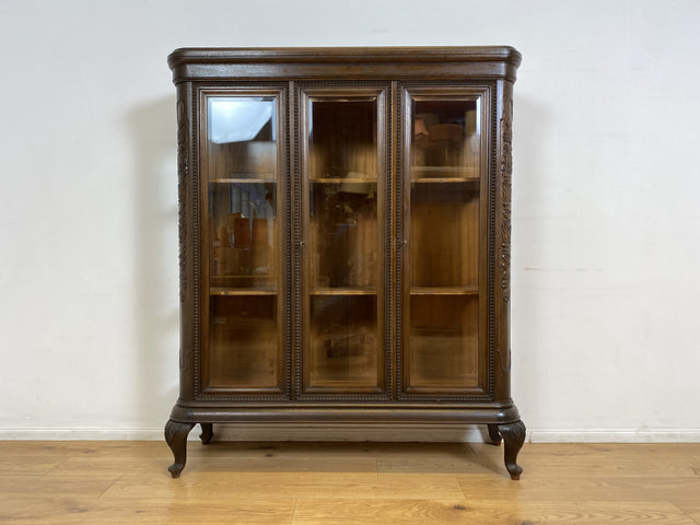 WMK I Hochwertige handverzierte antike Vitrine aus vollem Holz mit facettiertem Gläsern