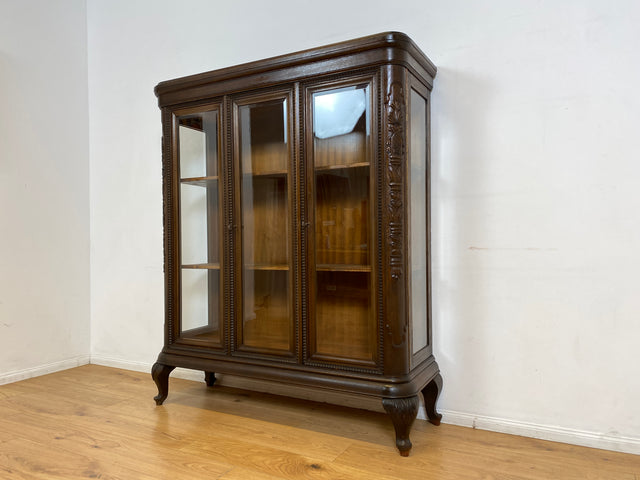 WMK I Hochwertige handverzierte antike Vitrine aus vollem Holz mit facettiertem Gläsern