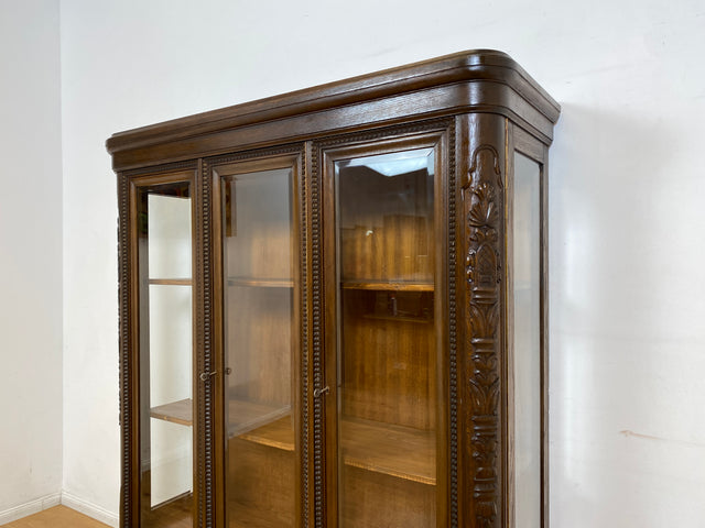 WMK I Hochwertige handverzierte antike Vitrine aus vollem Holz mit facettiertem Gläsern