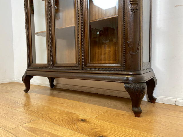 WMK I Hochwertige handverzierte antike Vitrine aus vollem Holz mit facettiertem Gläsern
