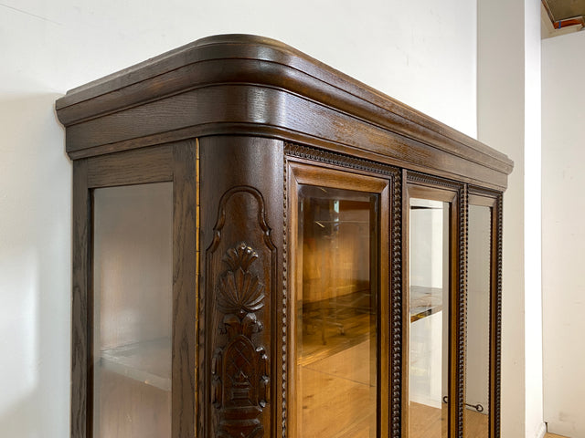 WMK I Hochwertige handverzierte antike Vitrine aus vollem Holz mit facettiertem Gläsern