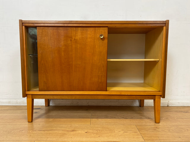 WMK I Stilvolle und sehr gut erhaltene helle Mid-Century Kommode mit Vitrine und Schiebetüren