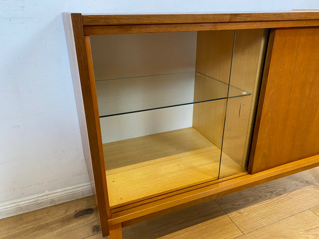 WMK I Stilvolle und sehr gut erhaltene helle Mid-Century Kommode mit Vitrine und Schiebetüren