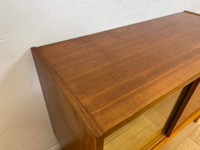 WMK I Stilvolle und sehr gut erhaltene helle Mid-Century Kommode mit Vitrine und Schiebetüren