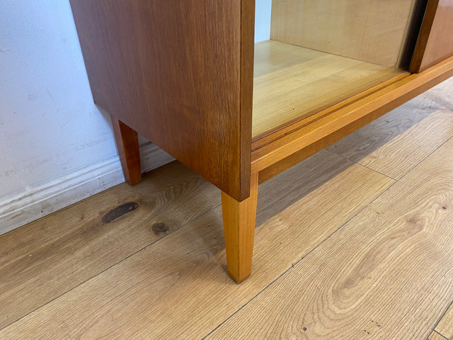 WMK I Stilvolle und sehr gut erhaltene helle Mid-Century Kommode mit Vitrine und Schiebetüren