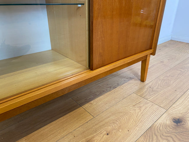 WMK I Stilvolle und sehr gut erhaltene helle Mid-Century Kommode mit Vitrine und Schiebetüren