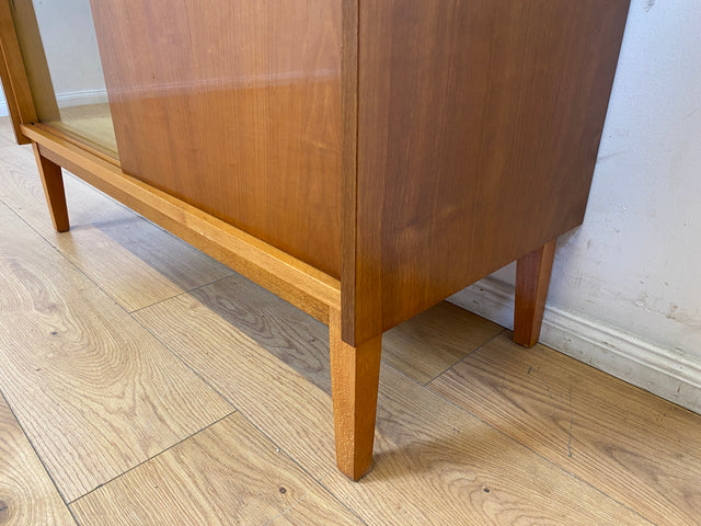 WMK I Stilvolle und sehr gut erhaltene helle Mid-Century Kommode mit Vitrine und Schiebetüren