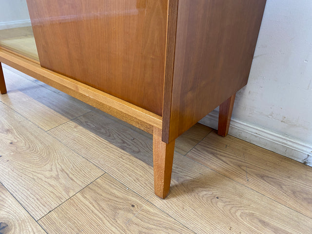 WMK I Stilvolle und sehr gut erhaltene helle Mid-Century Kommode mit Vitrine und Schiebetüren