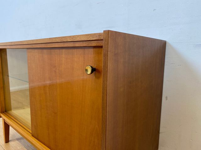 WMK I Stilvolle und sehr gut erhaltene helle Mid-Century Kommode mit Vitrine und Schiebetüren