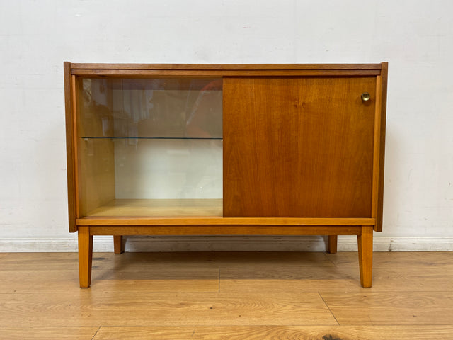 WMK I Stilvolle und sehr gut erhaltene helle Mid-Century Kommode mit Vitrine und Schiebetüren