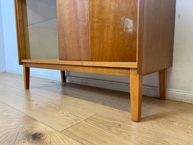 WMK I Stilvolle und sehr gut erhaltene helle Mid-Century Kommode mit Vitrine und Schiebetüren