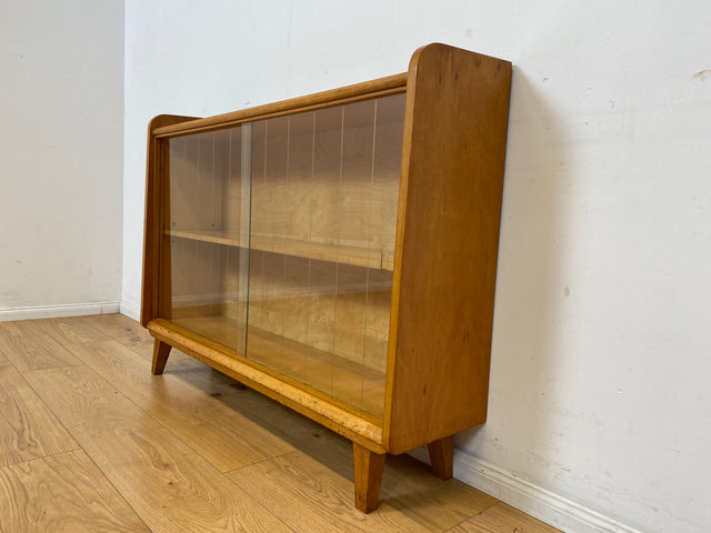 Formschöne helle Mid-Century Vitrine aus vollem Holz mit original Gläsern I Büchervitrine Bücherschrank Bücherregal Regal Kommode Sideboard Glasvitrine Vintage 50er 60er I