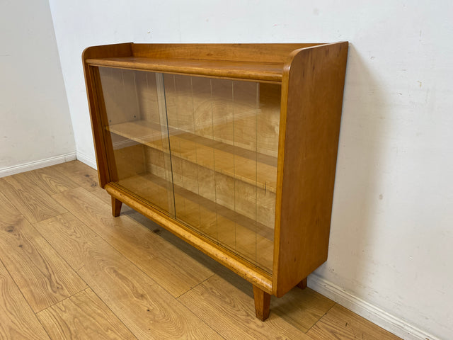 Formschöne helle Mid-Century Vitrine aus vollem Holz mit original Gläsern I Büchervitrine Bücherschrank Bücherregal Regal Kommode Sideboard Glasvitrine Vintage 50er 60er I