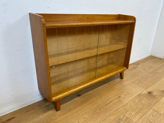Formschöne helle Mid-Century Vitrine aus vollem Holz mit original Gläsern I Büchervitrine Bücherschrank Bücherregal Regal Kommode Sideboard Glasvitrine Vintage 50er 60er I