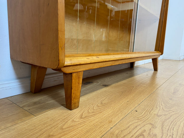 Formschöne helle Mid-Century Vitrine aus vollem Holz mit original Gläsern I Büchervitrine Bücherschrank Bücherregal Regal Kommode Sideboard Glasvitrine Vintage 50er 60er I