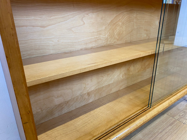 Formschöne helle Mid-Century Vitrine aus vollem Holz mit original Gläsern I Büchervitrine Bücherschrank Bücherregal Regal Kommode Sideboard Glasvitrine Vintage 50er 60er I
