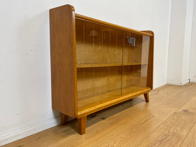 Formschöne helle Mid-Century Vitrine aus vollem Holz mit original Gläsern I Büchervitrine Bücherschrank Bücherregal Regal Kommode Sideboard Glasvitrine Vintage 50er 60er I