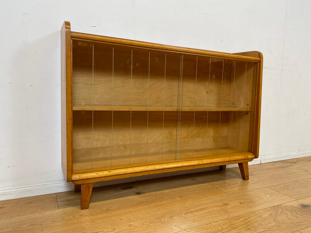 Formschöne helle Mid-Century Vitrine aus vollem Holz mit original Gläsern I Büchervitrine Bücherschrank Bücherregal Regal Kommode Sideboard Glasvitrine Vintage 50er 60er I