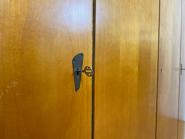 Formschöner heller 50er Jahre Kleiderschrank aus vollem Holz mit perfekter Aufteilung I Schrank Schlafzimmerschrank Wäscheschrank Wardrobe Mid-Century 60er Vintage Retro I
