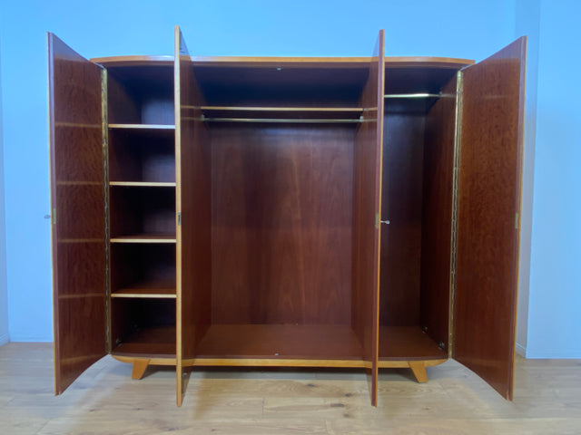Formschöner heller 50er Jahre Kleiderschrank aus vollem Holz mit perfekter Aufteilung I Schrank Schlafzimmerschrank Wäscheschrank Wardrobe Mid-Century 60er Vintage Retro I