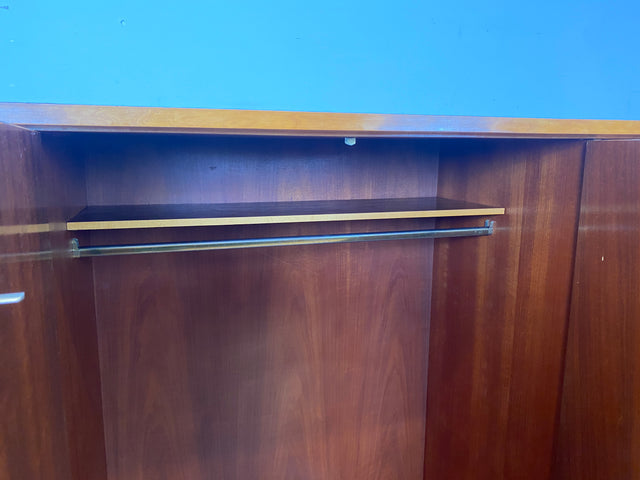 Formschöner heller 50er Jahre Kleiderschrank aus vollem Holz mit perfekter Aufteilung I Schrank Schlafzimmerschrank Wäscheschrank Wardrobe Mid-Century 60er Vintage Retro I
