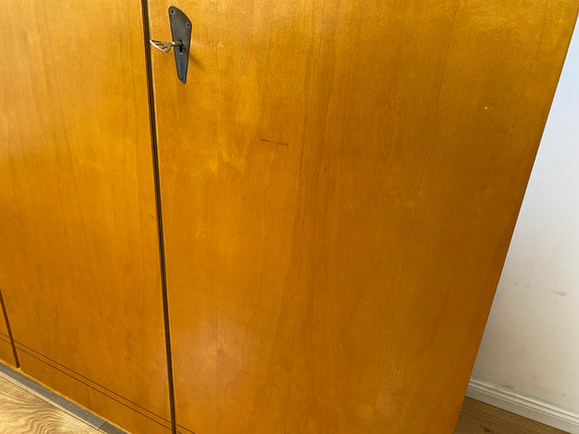 Formschöner heller 50er Jahre Kleiderschrank aus vollem Holz mit perfekter Aufteilung I Schrank Schlafzimmerschrank Wäscheschrank Wardrobe Mid-Century 60er Vintage Retro I