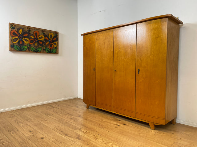 Formschöner heller 50er Jahre Kleiderschrank aus vollem Holz mit perfekter Aufteilung I Schrank Schlafzimmerschrank Wäscheschrank Wardrobe Mid-Century 60er Vintage Retro I