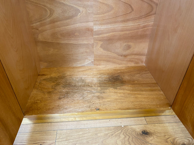 WMK I Minimalistischer heller 60er Jahre Kleiderschrank mit sehr guter Aufteilung