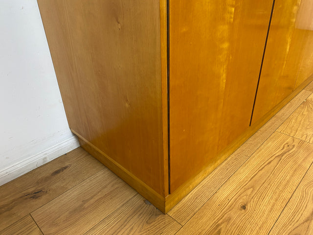 WMK I Minimalistischer heller 60er Jahre Kleiderschrank mit sehr guter Aufteilung