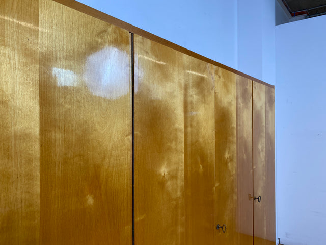 WMK I Minimalistischer heller 60er Jahre Kleiderschrank mit sehr guter Aufteilung