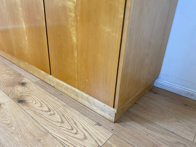 WMK I Minimalistischer heller 60er Jahre Kleiderschrank mit sehr guter Aufteilung