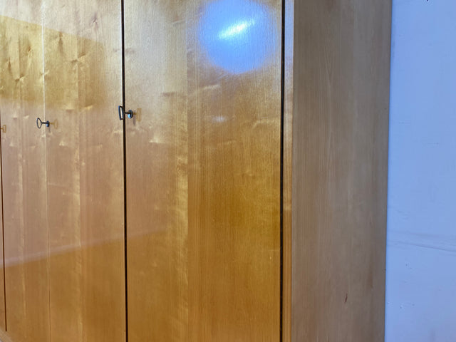WMK I Minimalistischer heller 60er Jahre Kleiderschrank mit sehr guter Aufteilung