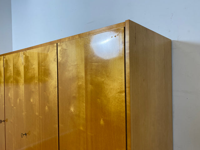 WMK I Minimalistischer heller 60er Jahre Kleiderschrank mit sehr guter Aufteilung