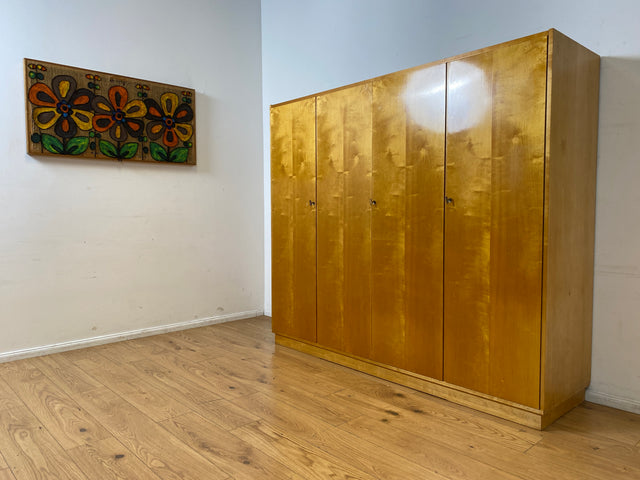 WMK I Minimalistischer heller 60er Jahre Kleiderschrank mit sehr guter Aufteilung