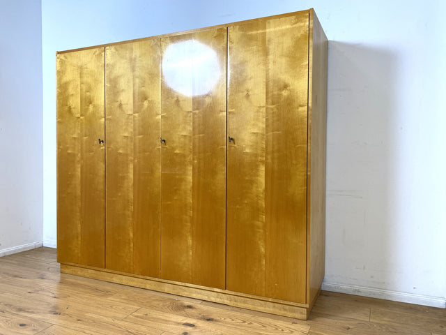 WMK I Minimalistischer heller 60er Jahre Kleiderschrank mit sehr guter Aufteilung
