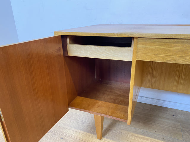 WMK I Minimalistischer heller 60er Jahre Schreibtisch von Musterring, freistehend mit Regal Rückseite