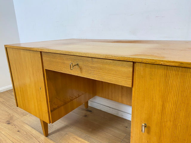 WMK I Minimalistischer heller 60er Jahre Schreibtisch von Musterring, freistehend mit Regal Rückseite
