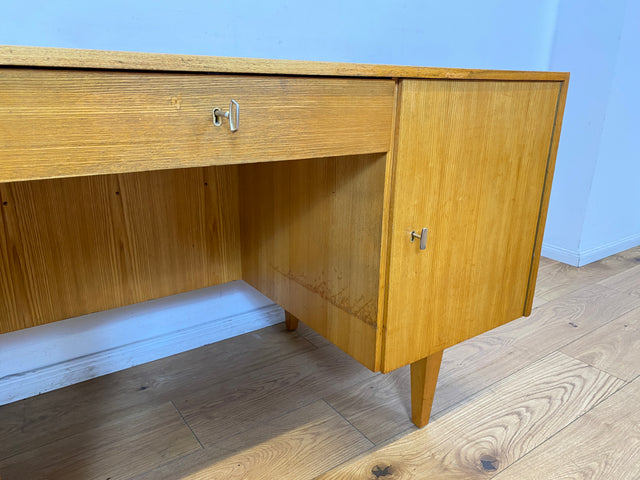 WMK I Minimalistischer heller 60er Jahre Schreibtisch von Musterring, freistehend mit Regal Rückseite