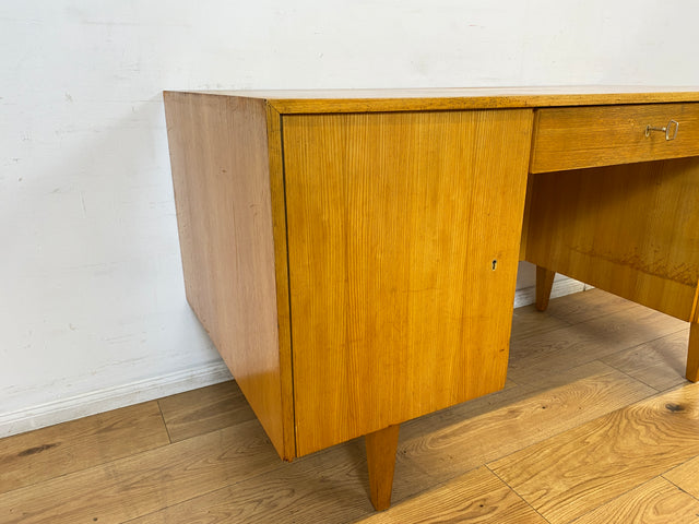 WMK I Minimalistischer heller 60er Jahre Schreibtisch von Musterring, freistehend mit Regal Rückseite