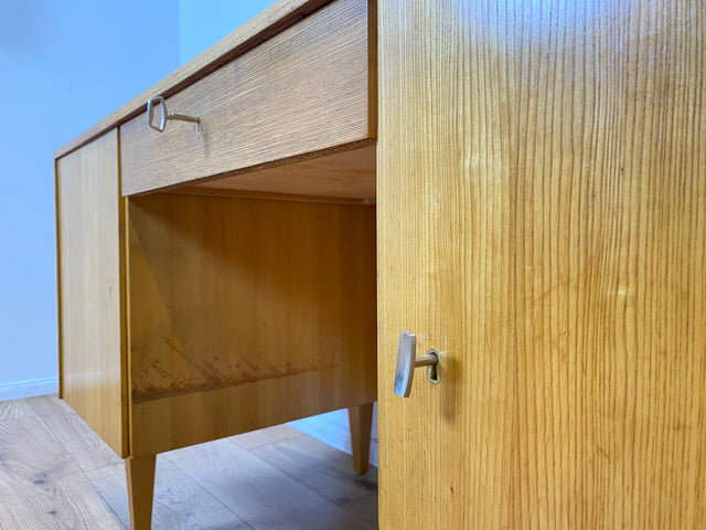 WMK I Minimalistischer heller 60er Jahre Schreibtisch von Musterring, freistehend mit Regal Rückseite