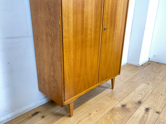 Schöner heller 60er Jahre Wäscheschrank in Eiche mit Regelböden & ausziehbarer Kleiderstange I Schrank Kleiderschrank Flurschrank Garderobe Highboard Mid-Century Vintage I
