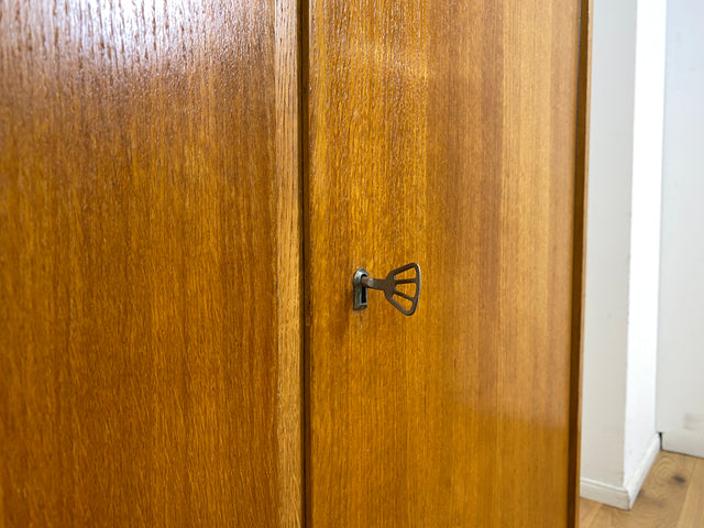 Schöner heller 60er Jahre Wäscheschrank in Eiche mit Regelböden & ausziehbarer Kleiderstange I Schrank Kleiderschrank Flurschrank Garderobe Highboard Mid-Century Vintage I