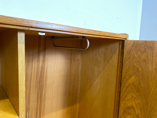 Schöner heller 60er Jahre Wäscheschrank in Eiche mit Regelböden & ausziehbarer Kleiderstange I Schrank Kleiderschrank Flurschrank Garderobe Highboard Mid-Century Vintage I