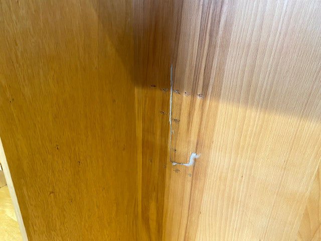 Schöner heller 60er Jahre Wäscheschrank in Eiche mit Regelböden & ausziehbarer Kleiderstange I Schrank Kleiderschrank Flurschrank Garderobe Highboard Mid-Century Vintage I