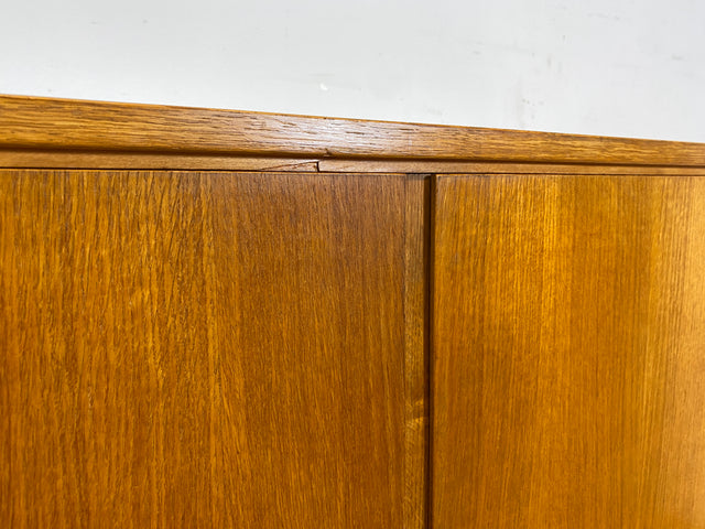 Schöner heller 60er Jahre Wäscheschrank in Eiche mit Regelböden & ausziehbarer Kleiderstange I Schrank Kleiderschrank Flurschrank Garderobe Highboard Mid-Century Vintage I