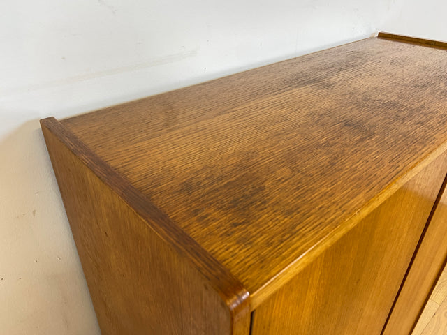 Schöner heller 60er Jahre Wäscheschrank in Eiche mit Regelböden & ausziehbarer Kleiderstange I Schrank Kleiderschrank Flurschrank Garderobe Highboard Mid-Century Vintage I