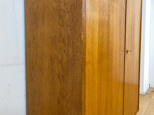 Schöner heller 60er Jahre Wäscheschrank in Eiche mit Regelböden & ausziehbarer Kleiderstange I Schrank Kleiderschrank Flurschrank Garderobe Highboard Mid-Century Vintage I