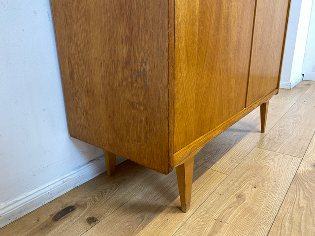 Schöner heller 60er Jahre Wäscheschrank in Eiche mit Regelböden & ausziehbarer Kleiderstange I Schrank Kleiderschrank Flurschrank Garderobe Highboard Mid-Century Vintage I